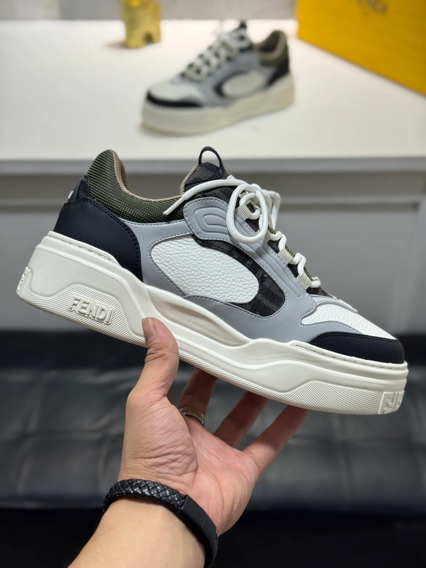 Men's men's shoes 💰560 [New style] 🦥🦥FENDI Fendi high version latest Force series calfskin FF mesh round toe thick sole low-top sports sneakers, these Force lace-up low-top shoes. Made of white full-grain leather and white and brown smooth leather. Padded. Brown FF jacquard and yellow technical fabric details. Lightweight and thick white sole with FF pattern details on the toe and heel ✔️Fabric: Imported first-layer cowhide breathable mesh ✔️Inner lining: Customized breathable mesh ✔️Sole: Open-molded rubber foam material ✔️Sole thickness: 7CM Size: #Men's 38-44 (45 is custom-made and cannot be returned or exchanged